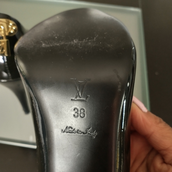 Authentic Louis Vuitton shoes - Picture 4 of 5